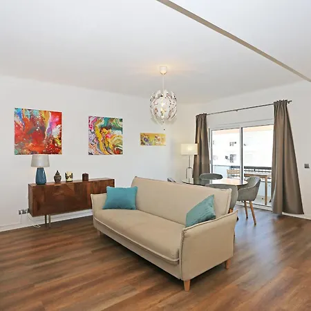 B61 - Carnation Sun In Apartman Lagos